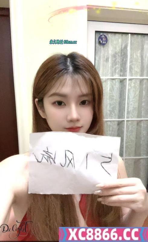 建邺冷白皮美少女