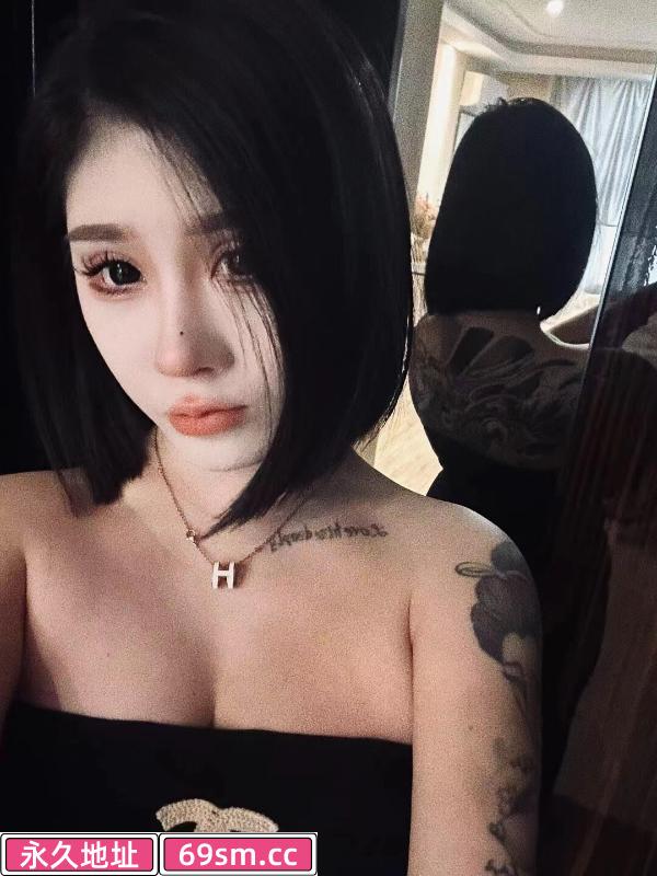 白虎纹身妹