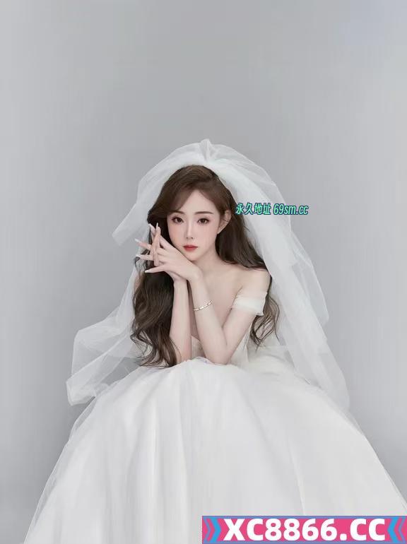 体验喷水的婚纱美女