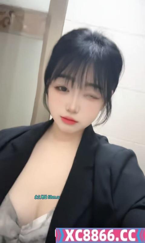 年轻微胖大胸妹