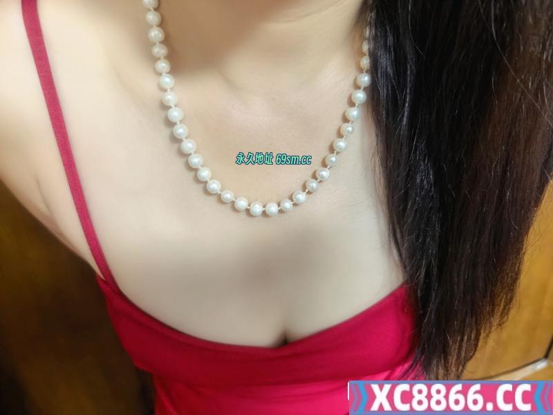 普陀戴珍珠项链少妇