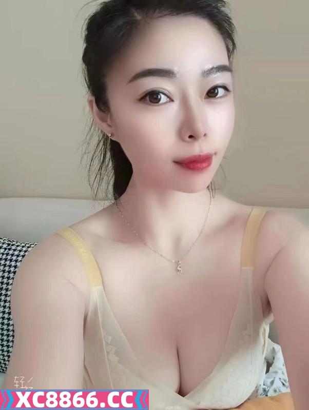 舌吻气质美女