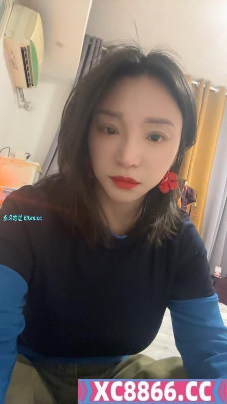 大胸眼镜骚妇