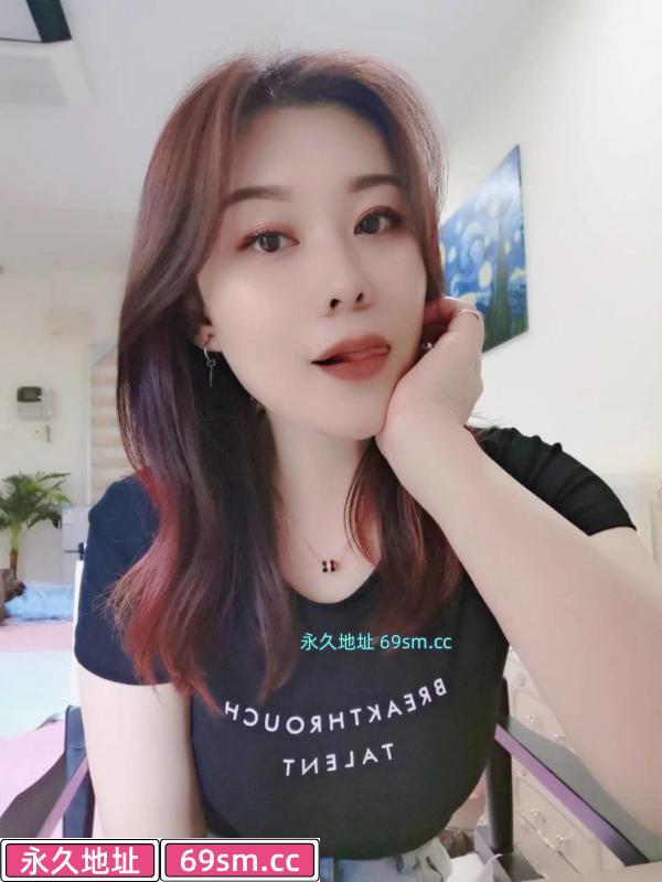 牛仔翘臀大胸少妇