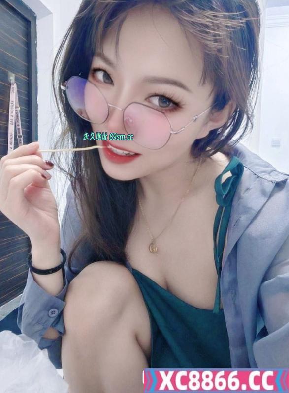 上城反差眼镜妹