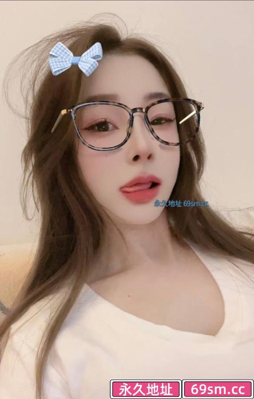 皮肤很白的77