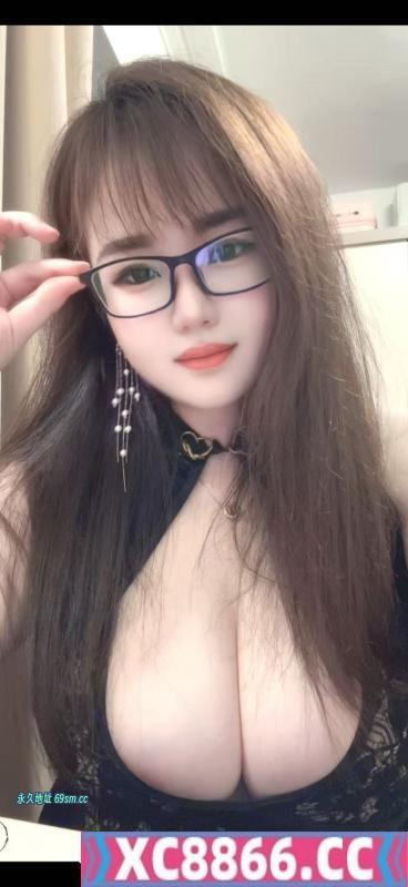 大胸眼镜御姐