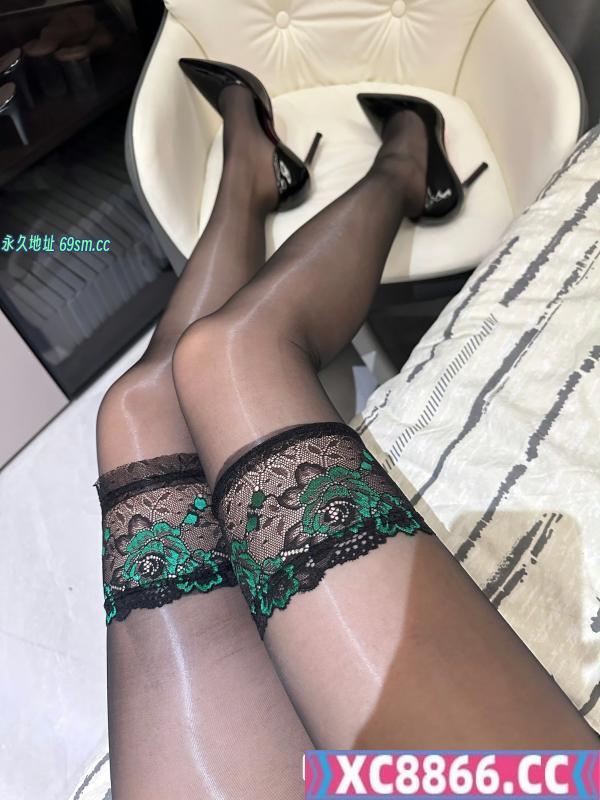 个人美腿骚臀人妻