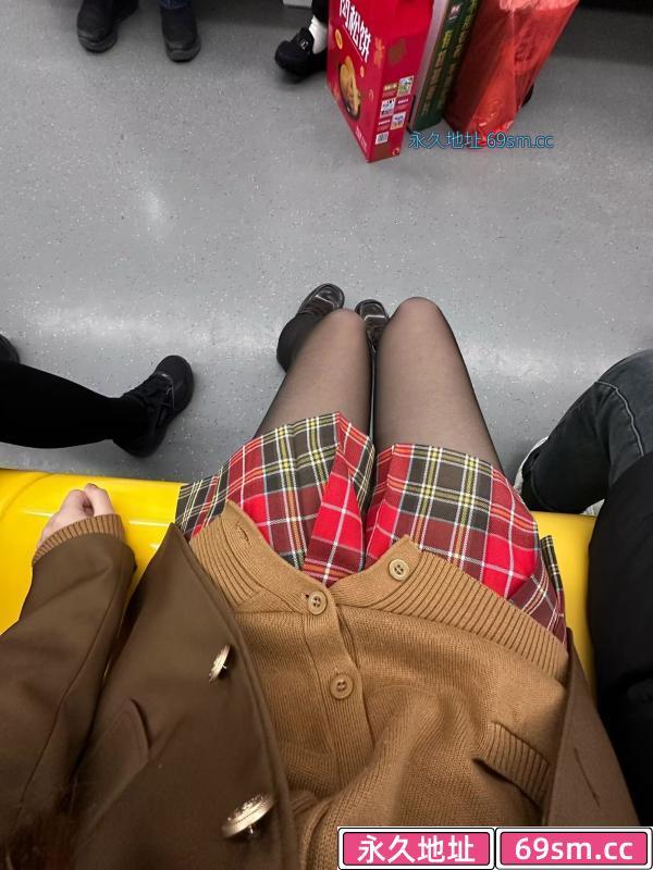 JK少女皮肤白皙