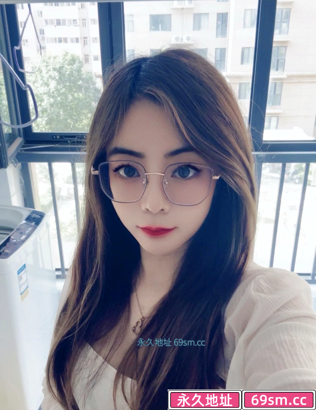 风骚反差眼镜妹