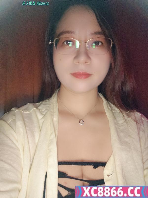 江南西奶牛眼镜妹