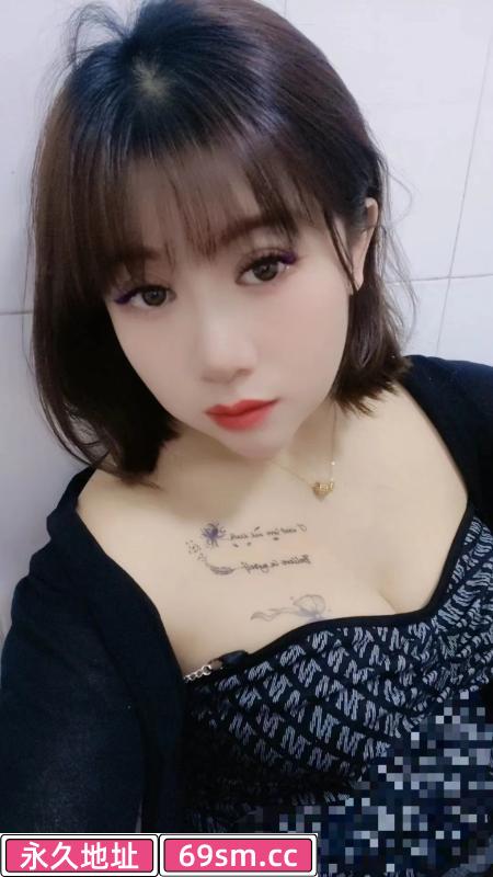 白云短发气质少妇波琴