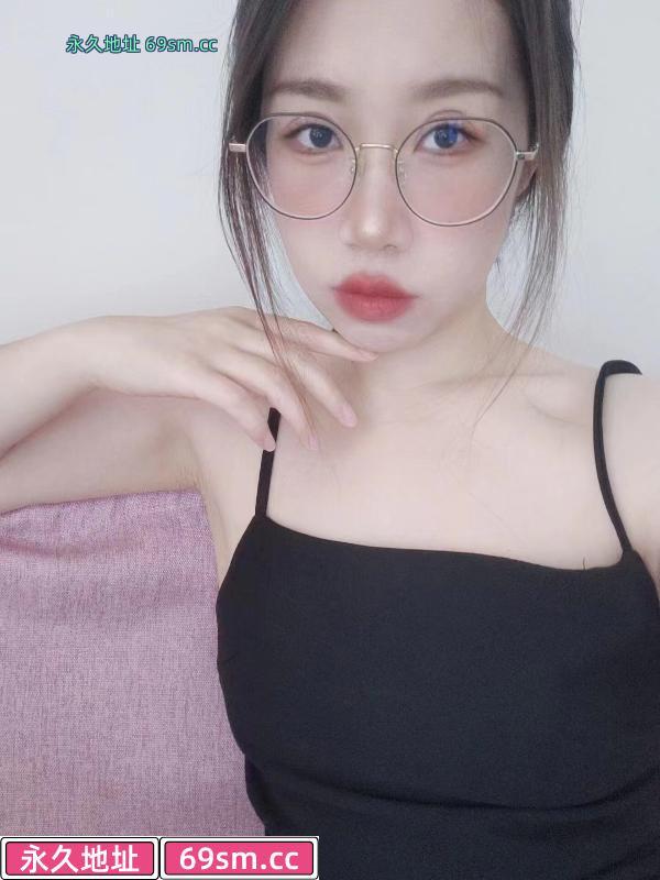 性感长腿眼镜妹子