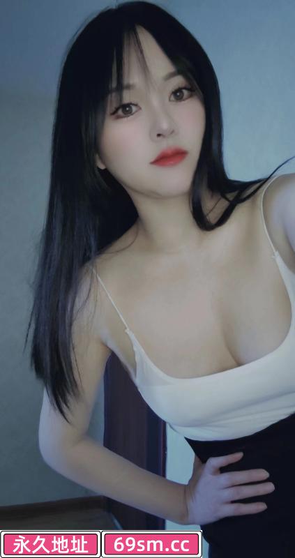 白色吊带小可爱
