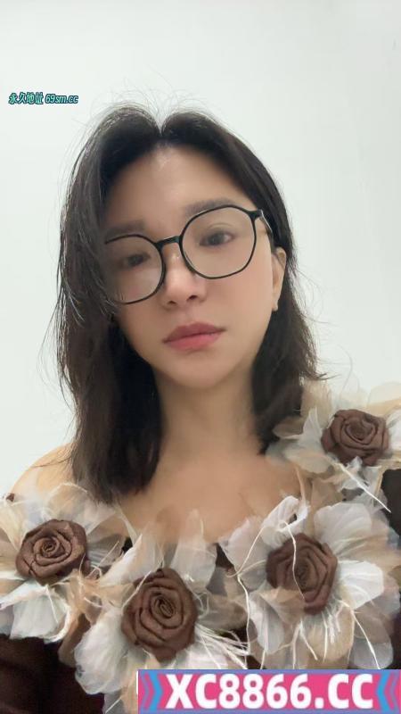 戴眼镜的大奶骚妇