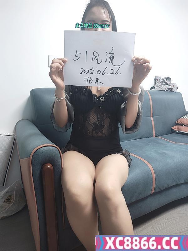 气质黑丝腿精妹子