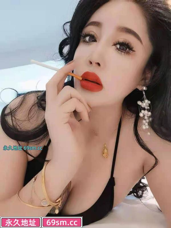 有纹身的长腿美女