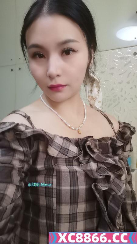 汉口火车站娇小女人