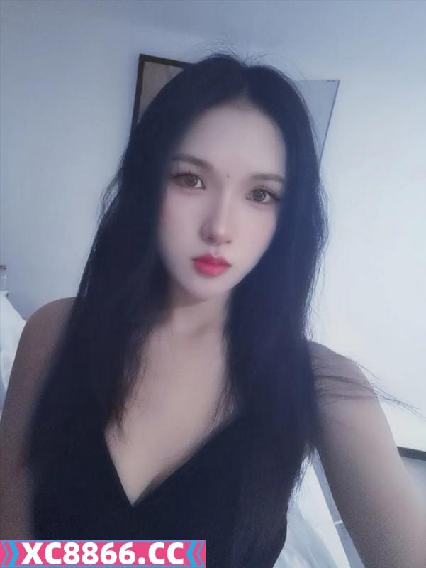 害羞的年轻妹子