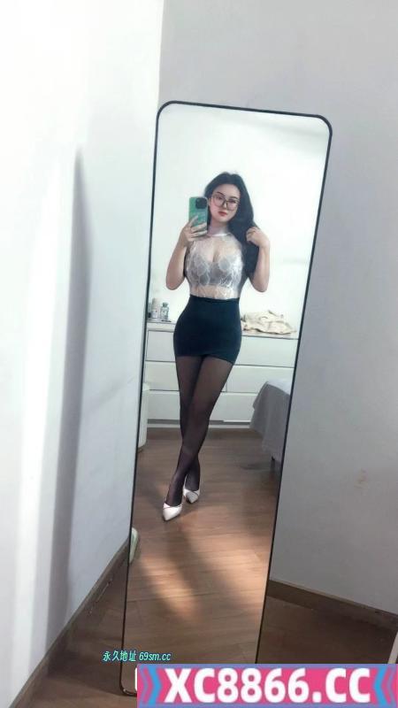 舌吻眼镜骚女兰兰