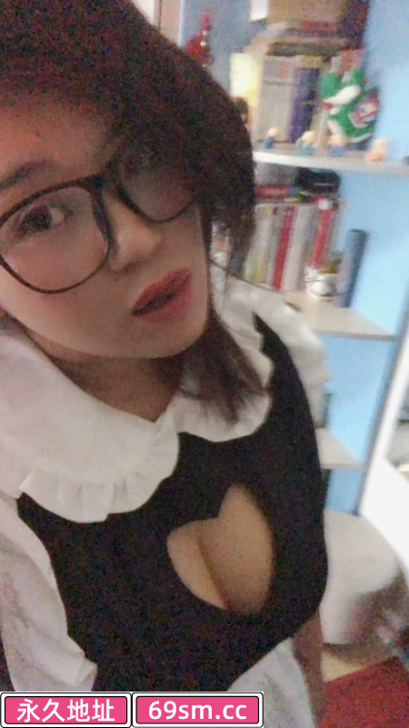 反差大胸眼睛妹
