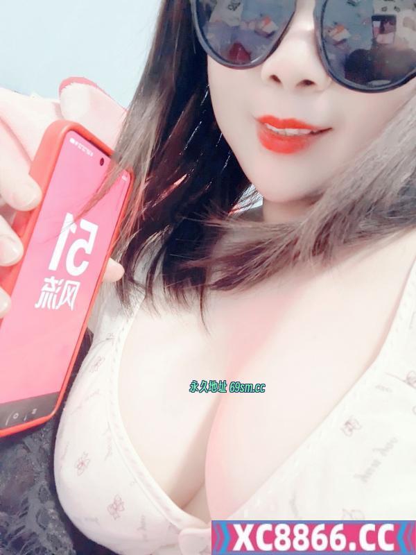 大胸性感小少妇