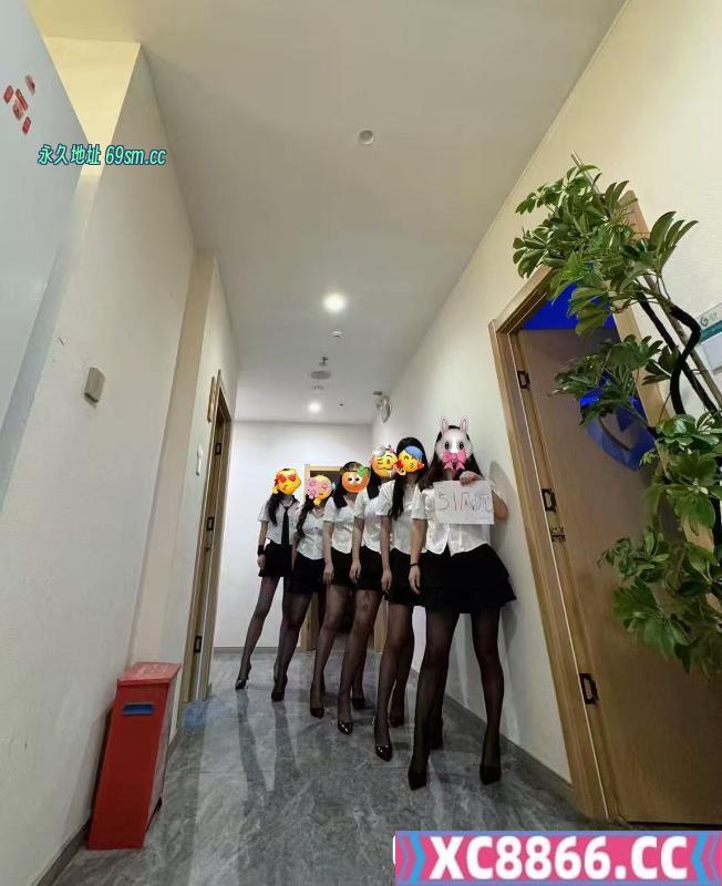 清涩8位小姐姐在店