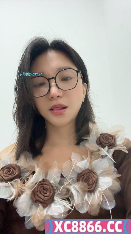 戴眼镜的大胸少妇