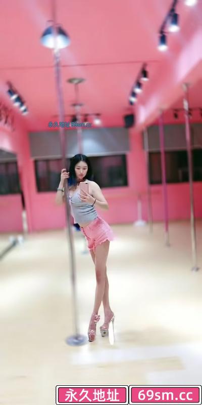 会角色扮演的长腿骚女