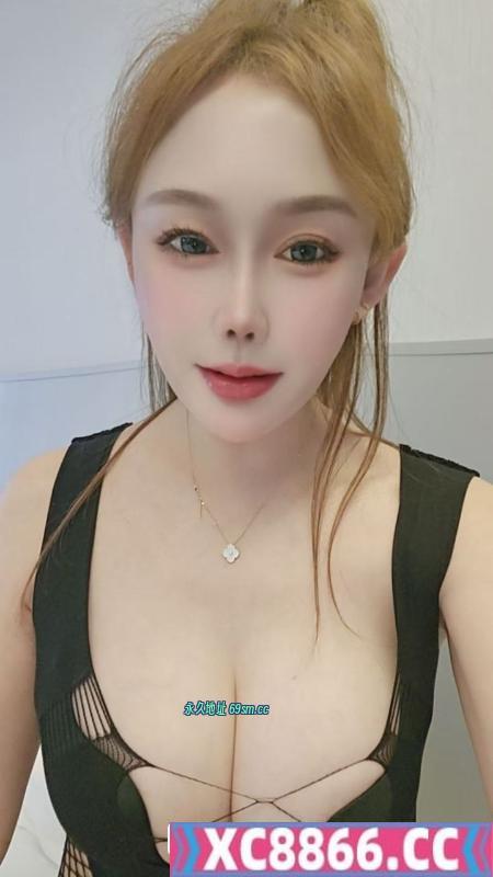 返食肤白貌美大胸妹