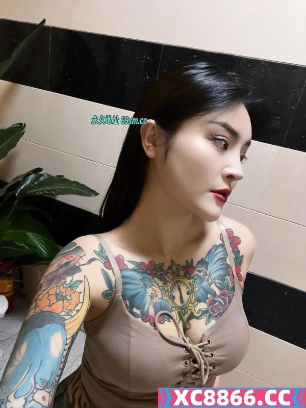 江岸性感纹身御姐