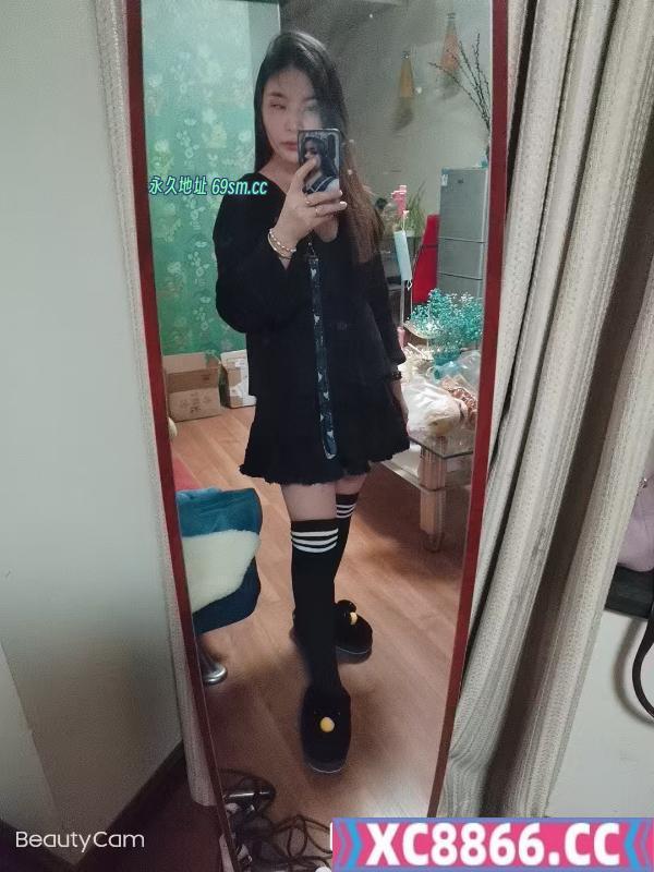 汉口火车站娇小女人