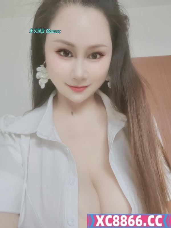 大奶小姐姐