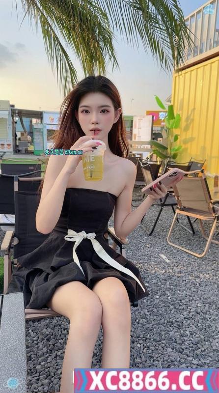 长腿肤白颜值嫩妹