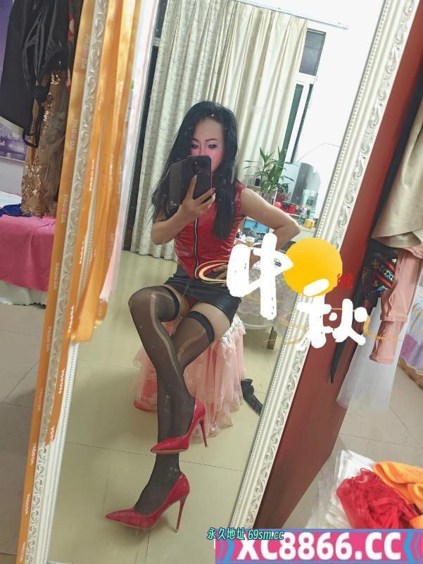 制服诱惑小骚妇