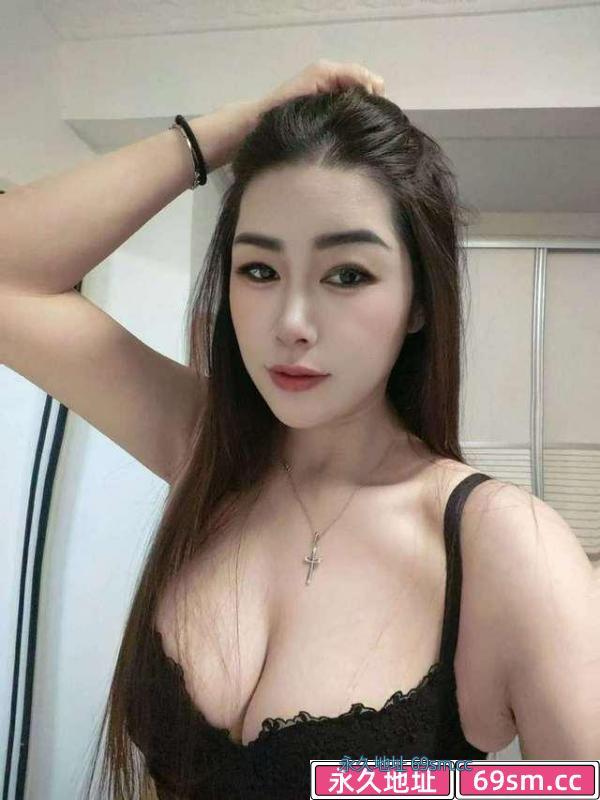 白嫩大胸撩人晶晶