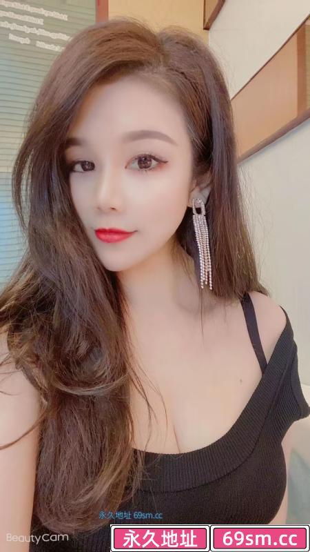 大胸黑丝小姐姐