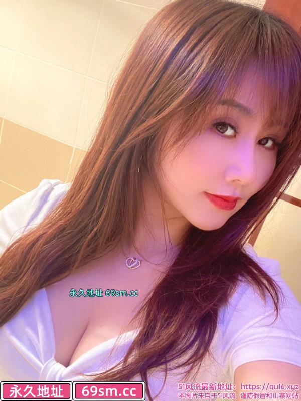 大胸美女特色抓龙筋