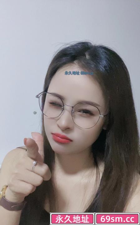 万达丰臀眼镜少妇