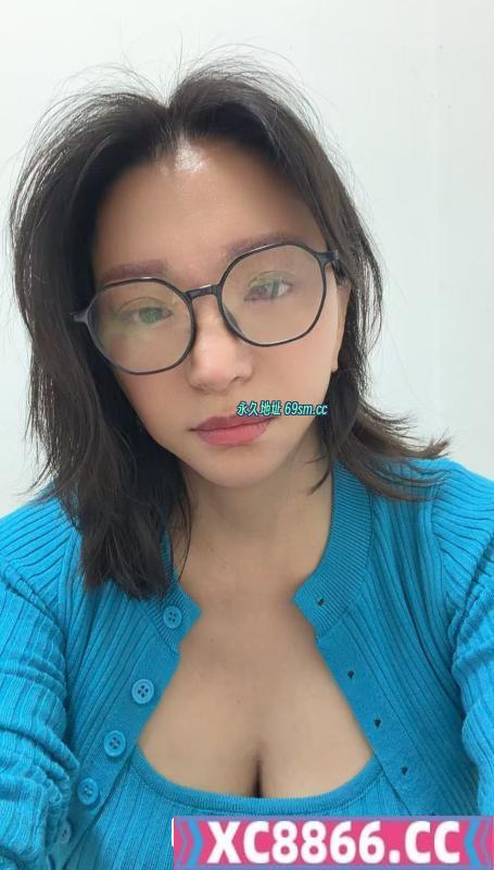 戴眼镜的大胸御姐