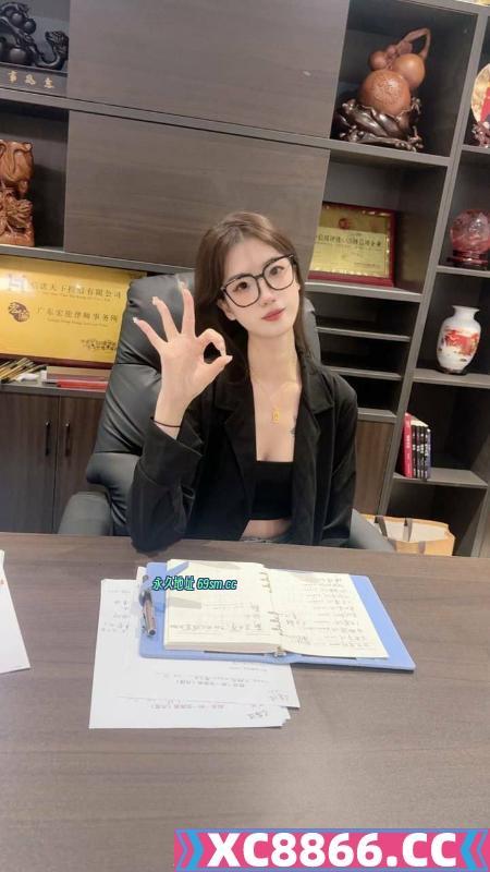 成都金铲铲眼镜妹