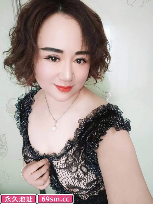 大奶服务少妇