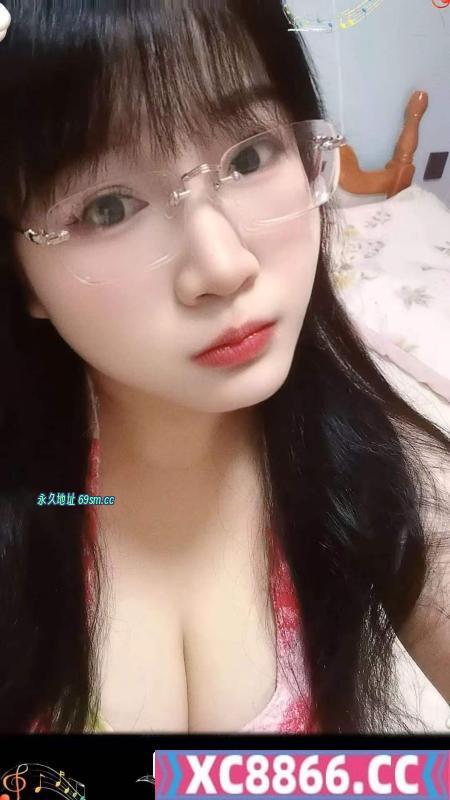 带眼镜的白嫩少妇