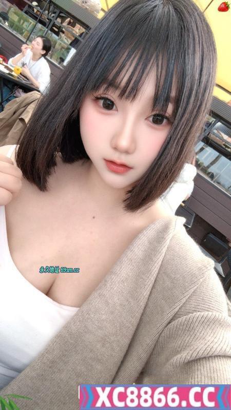呆萌短发清纯妹子