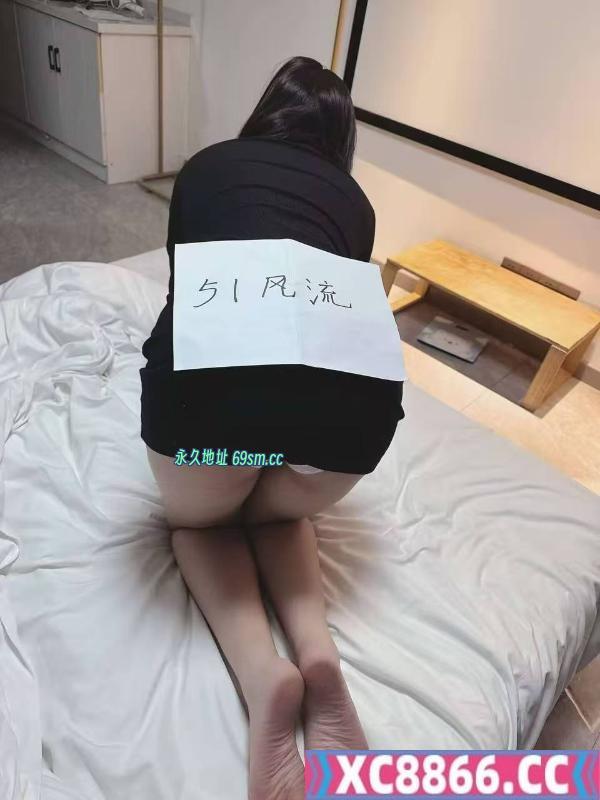 大奶爱吃鸡骚妹