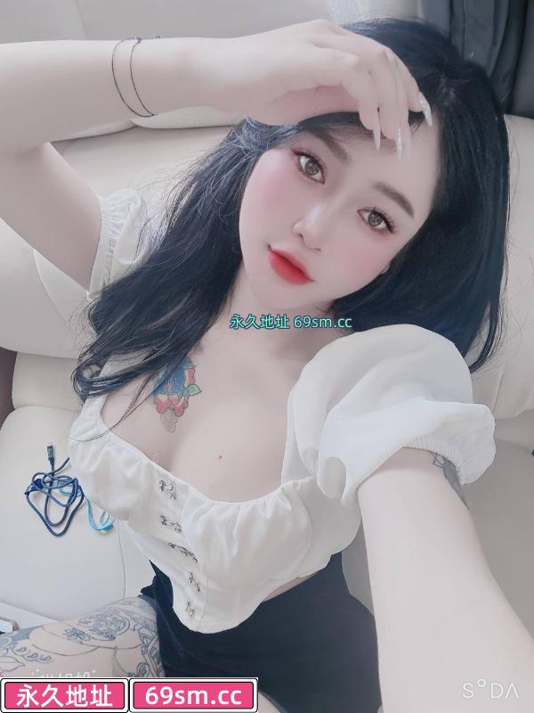 调皮可爱大胸萌妹